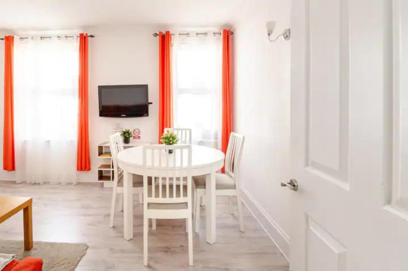 Castle View 2 Bedroom Apartment In Town Centre Newport Beach Exterior foto