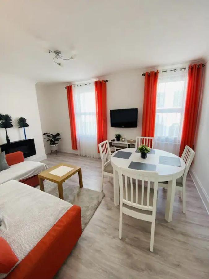 Castle View 2 Bedroom Apartment In Town Centre Newport Beach Exterior foto