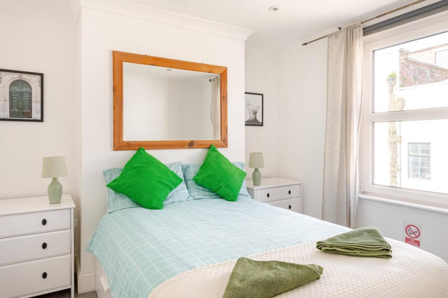 Castle View 2 Bedroom Apartment In Town Centre Newport Beach Exterior foto